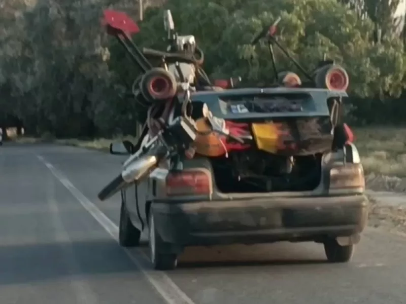 چند تا وسیله نقلیه توی تصویر میبینید؟