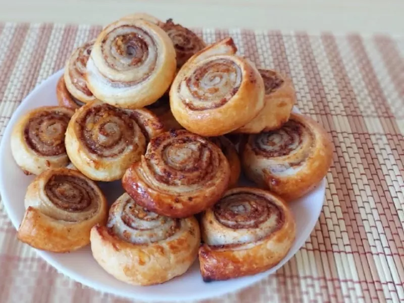 طرز تهیه رول دارچین با خمیر هزارلا فقط با سه مواد شیرینی اسون برای دورهمی امتحان کن عاشقش میشی !