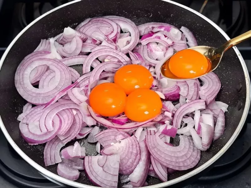 هفته ای چهار بار این غذاها رو میپزم ! ساده و خوشمزه با تخم مرغ و پیاز و سیب زمینی