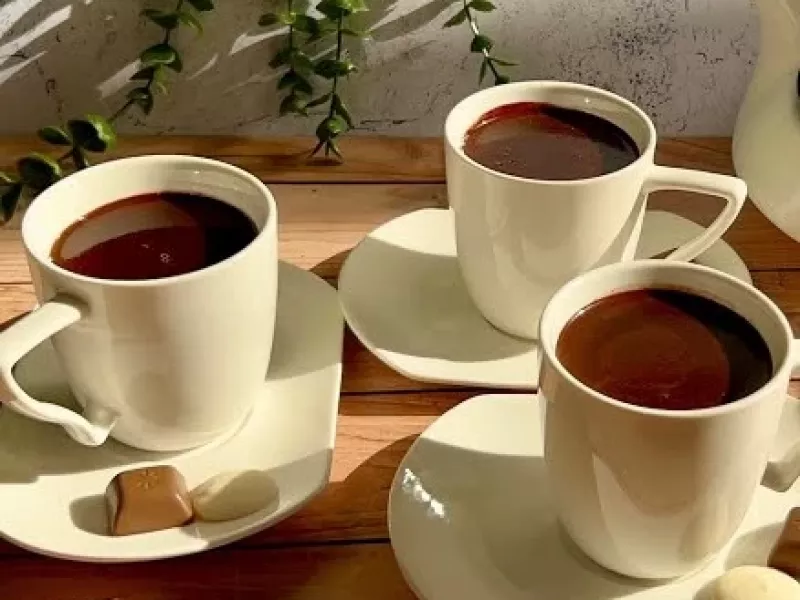 از خوردن این نوشیدنی گرم در یک روز سرد لذت بیر / طرز تهیه هات چاکلت خوشمزه بدون نشاسته