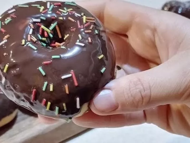 مینی دونات در فر بسیار پوک و خوشمزه در دو طعم کرمدار و شکلاتی !