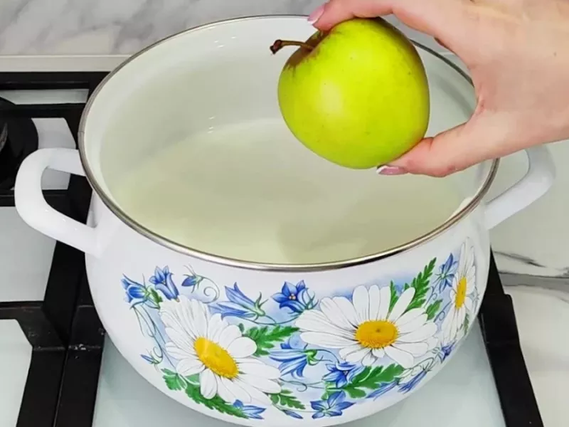 به سادگی سیب را به شیر در حال جوش اضافه کنید! شما شگفت زده خواهید شد دستور پخت 5 دقیقه ای !